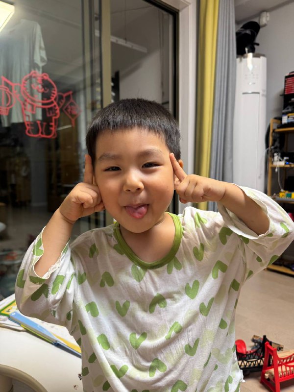 做鬼脸一定要妈妈拍照做鬼脸一定要妈妈拍照