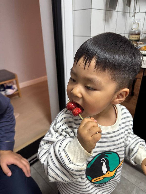 #美食 今天吃糖葫芦了 不过妈妈👩做糖葫芦的时候把大拇指烫出一个水泡