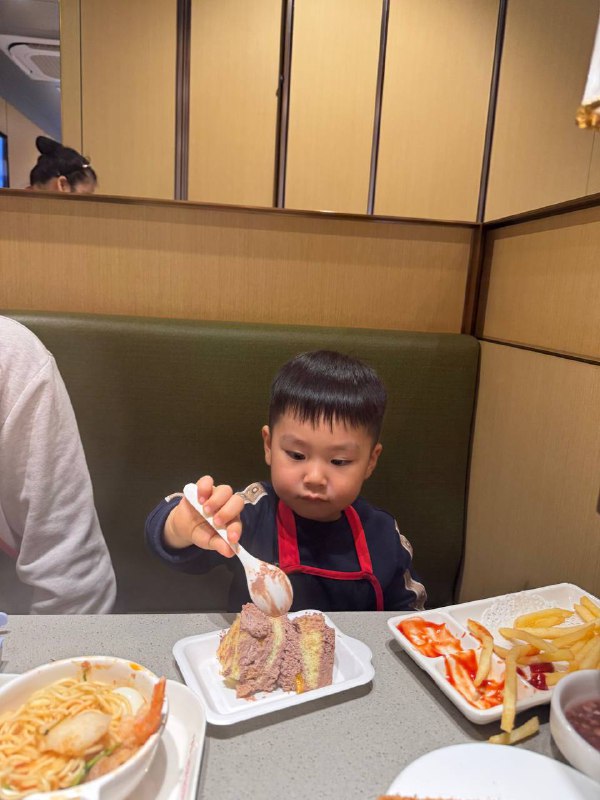 #美食 妈妈过生日 我趁机吃一块大蛋糕 巧克力味的 11.08#美食 妈妈过生日 我趁机吃一块大蛋糕 巧克力味的 11.08