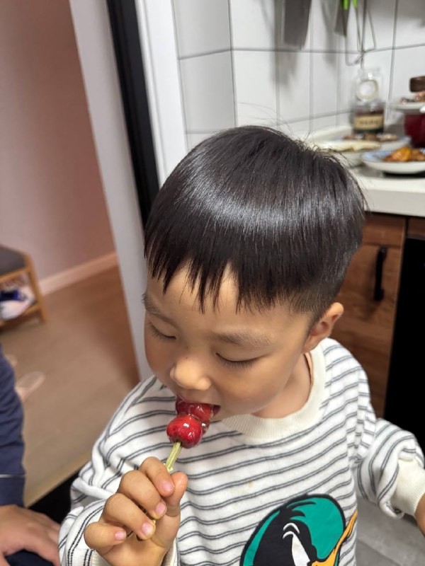 #美食 今天吃糖葫芦了 不过妈妈👩做糖葫芦的时候把大拇指烫出一个水泡