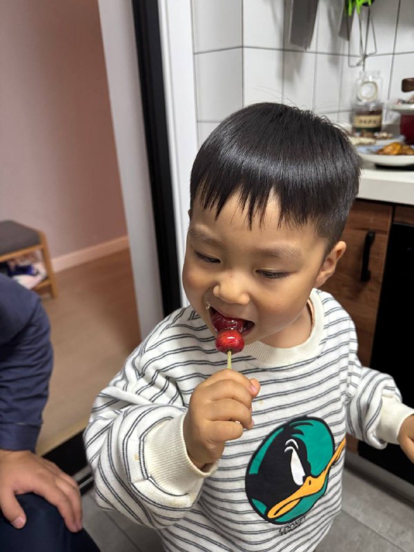 #美食 今天吃糖葫芦了 不过妈妈👩做糖葫芦的时候把大拇指烫出一个水泡