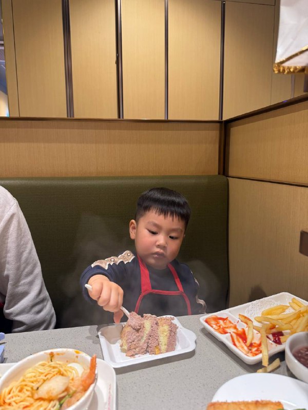 #美食 妈妈过生日 我趁机吃一块大蛋糕 巧克力味的 11.08#美食 妈妈过生日 我趁机吃一块大蛋糕 巧克力味的 11.08